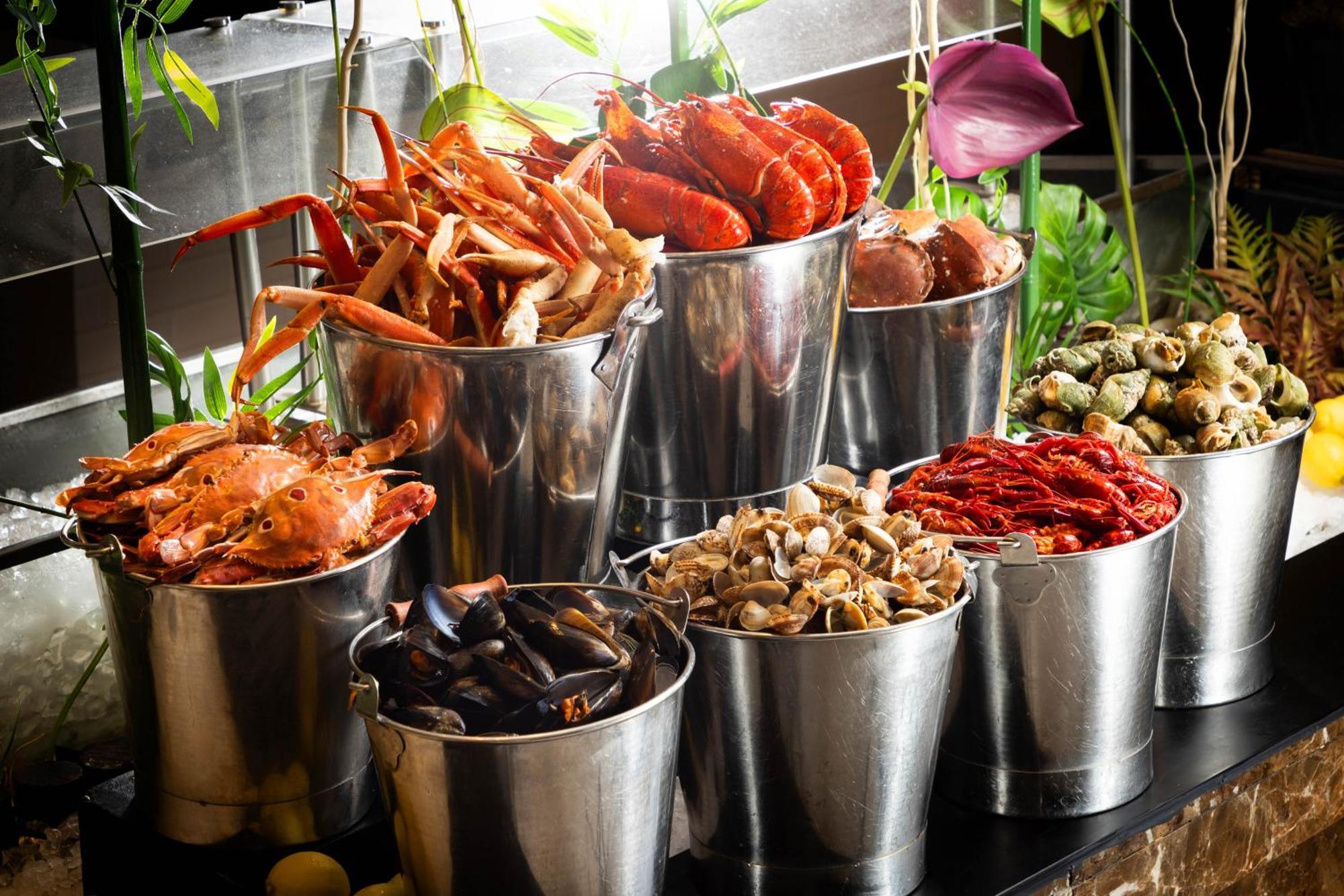 Marco Polo Hongkong Hotel Eksteriør billede Seafood at a buffet